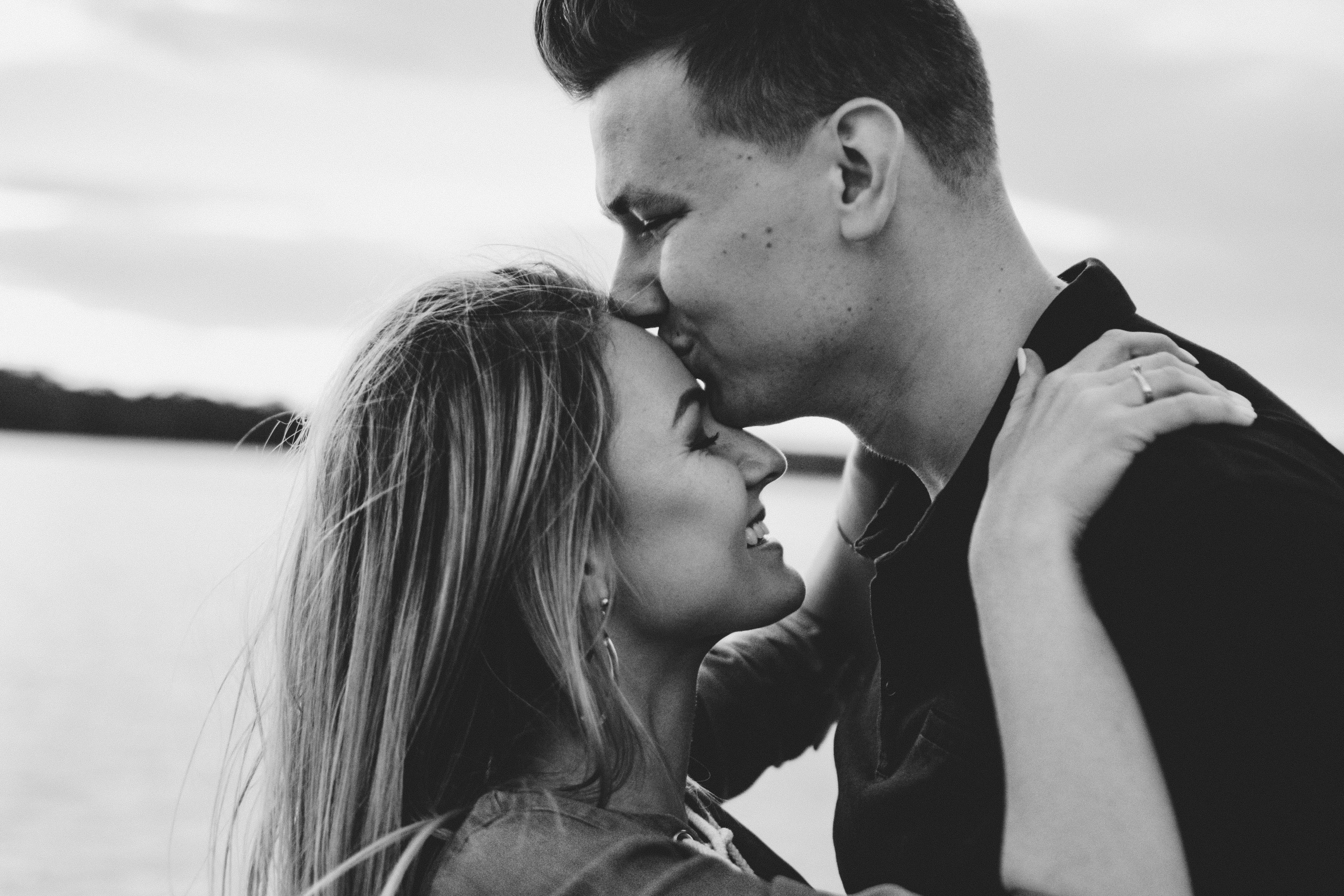 engagement photoshoot in melbourne, couple kissing 