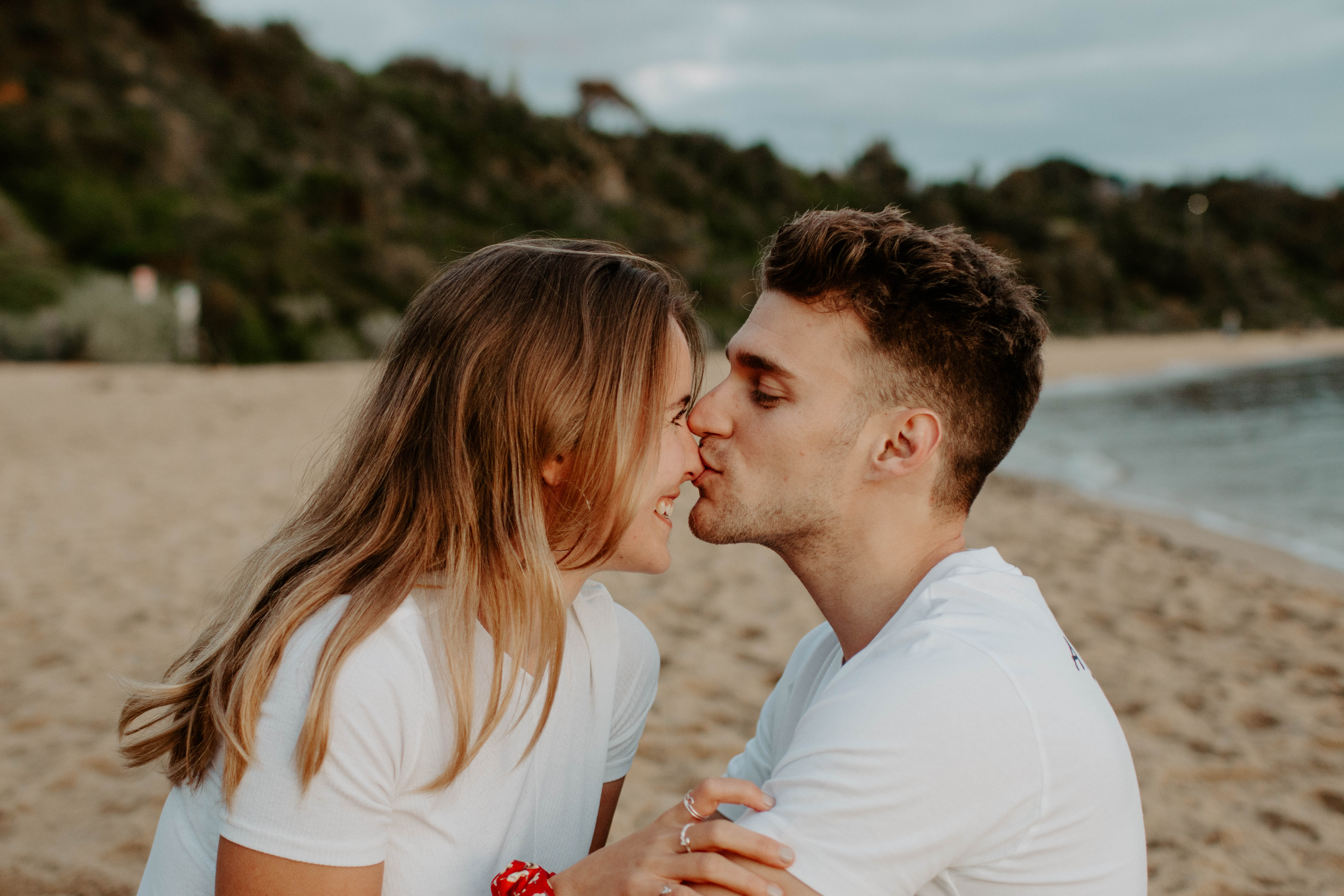 beach couple photoshoot, melbourne, half moon bay