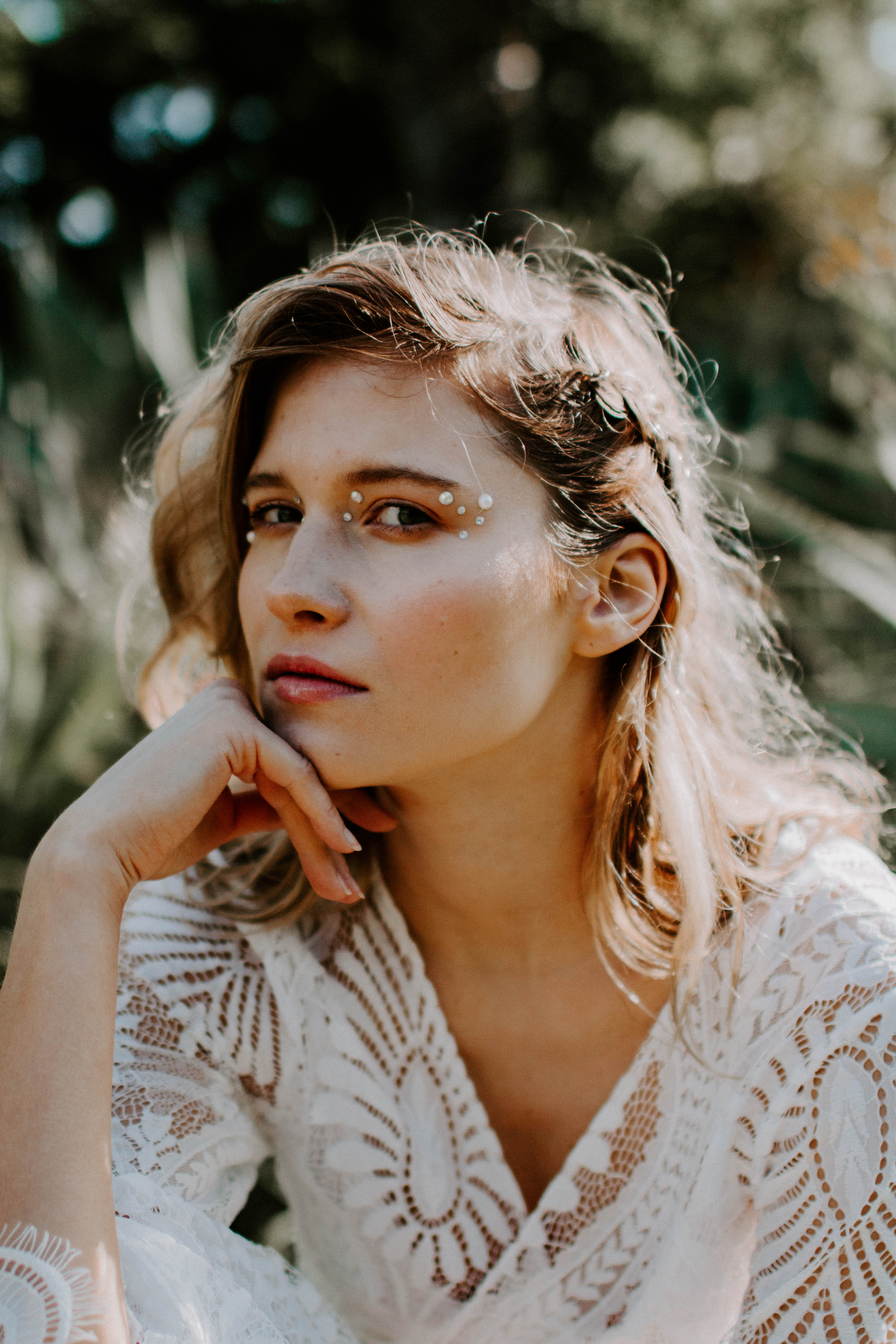girl wearing bohemian makeup and boho dress